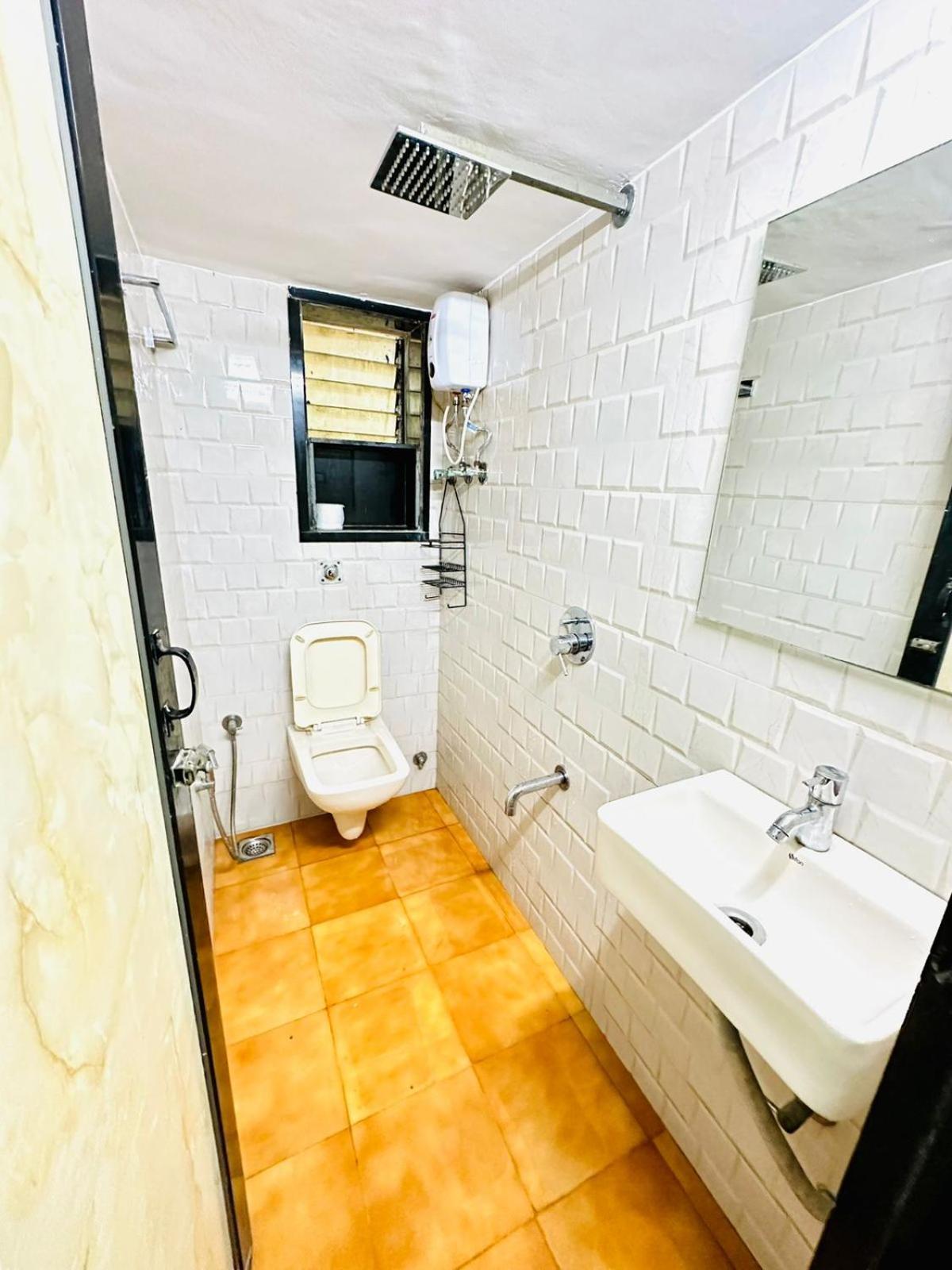 Apartament Prime Location On Linking Road, Khar West,