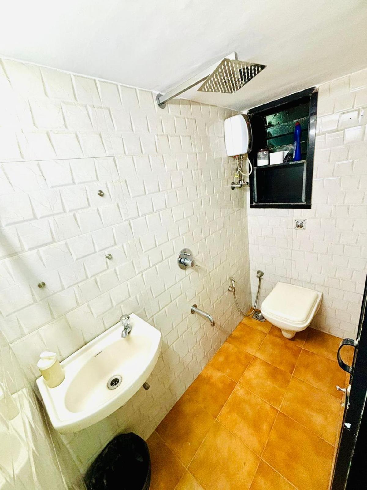 Prime Location On Linking Road, Khar West, Apartament